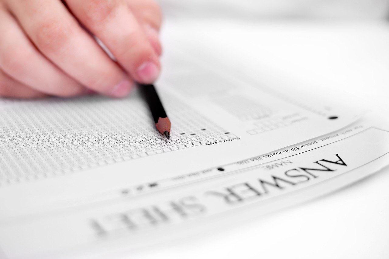 書類作成にお困りの方必見!「記入」「記載」「記述」の正しい使い分け方