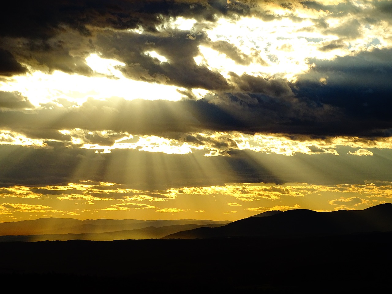 言葉の使い分け　「ねだる」・「せがむ」・「せびる」